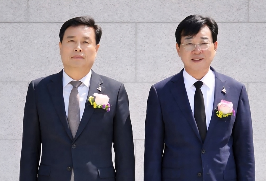 ▲ 장흥군수 선거에 출마했던 왕윤채 예비후보가 김 성 예비후보에 대한 지지를 공식 선언(좌측 왕윤채예비후보, 우측 김 성예비후보)ⓒ김 성 장흥군수 예비후보 제공