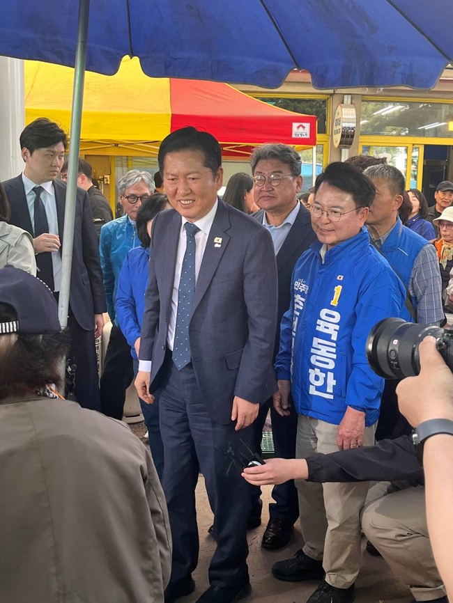 ▲ 육동한 더불어민주당 춘천시장 예비후보가 12일 오후 춘천 풍물시장을 찾은 정청래 더불어민주당 대표 및 우상호 도지사 예비후보·시의원 출마자들과 함께 상인과 시민들을 만나 민심을 청취했다. ⓒ육동한 예비후보 캠프 제공