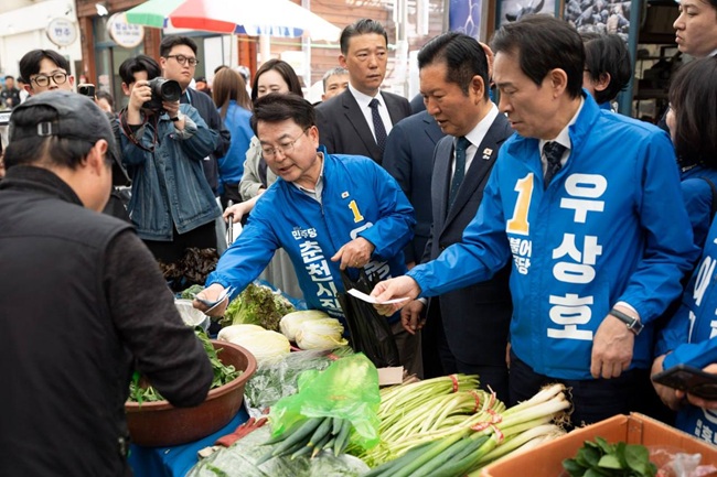 ▲ 육동한 더불어민주당 춘천시장 예비후보가 12일 오후 춘천 풍물시장을 찾은 정청래 더불어민주당 대표 및 우상호 도지사 예비후보·시의원 출마자들과 함께 상인과 시민들을 만나 민심을 청취했다. ⓒ육동한 예비후보 캠프 제공