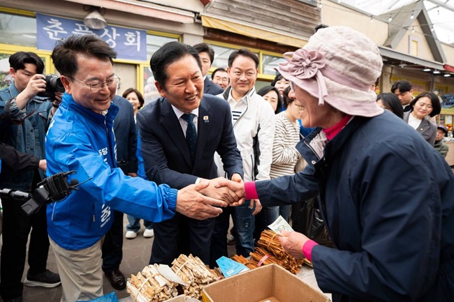 ▲ 육동한 더불어민주당 춘천시장 예비후보가 12일 오후 춘천 풍물시장을 찾은 정청래 더불어민주당 대표 및 우상호 도지사 예비후보·시의원 출마자들과 함께 상인과 시민들을 만나 민심을 청취했다. ⓒ육동한 예비후보 캠프 제공