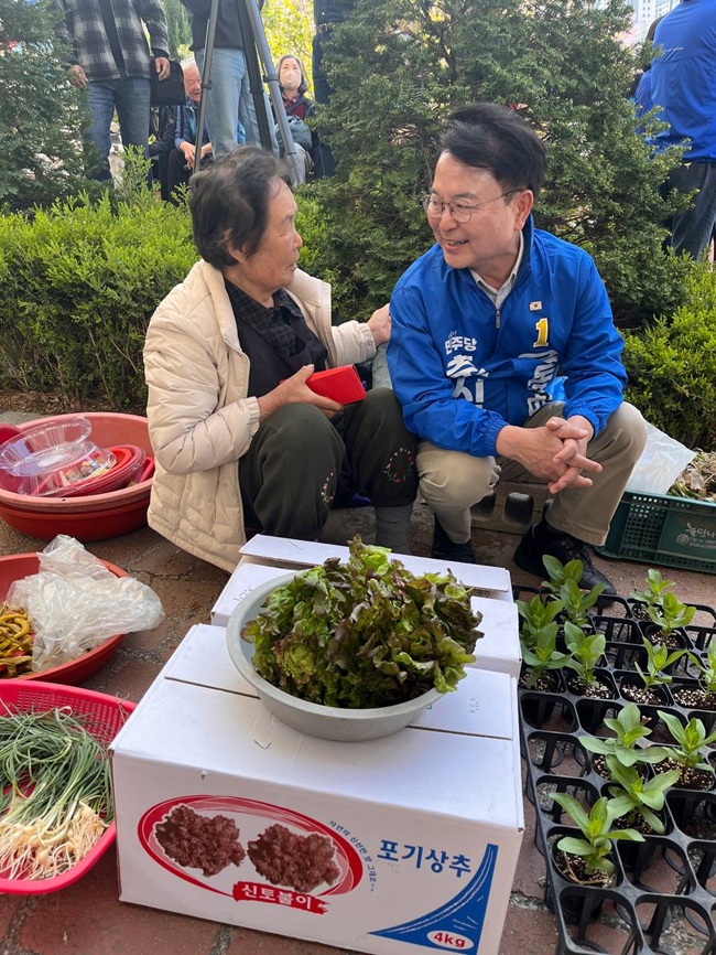 ▲ 육동한 더불어민주당 춘천시장 예비후보가 12일 오후 춘천 풍물시장을 찾은 정청래 더불어민주당 대표 및 우상호 도지사 예비후보·시의원 출마자들과 함께 상인과 시민들을 만나 민심을 청취했다. ⓒ육동한 예비후보 캠프 제공