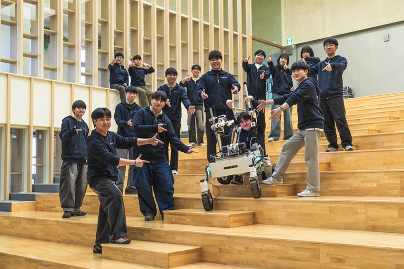 ▲ 서울과기대 Zenith Space 팀원과 자체 개발한 탐사로봇 'Zero_v2'.ⓒ서울과기대