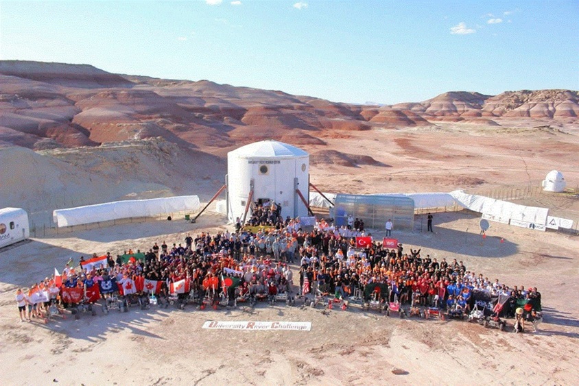 ▲ 지난해 미 화성사막연구소(MDRS)에서 열린 세계 최대 규모 우주 탐사 로봇 경진대회 ‘2025 URC’ 본선 참가팀 단체사진.ⓒ미화성학회 홈페이지 캡처