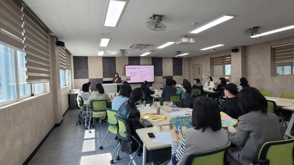 ▲ 인천시교육청유아교육진흥원이 운영하는 '읽걷쓰AI로 만나는 책사랑 동아리’에서 학부모들이 독서 토론을 하고 있다. ⓒ인천시교육청 제공