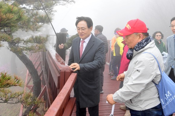 ▲ 박용철 군수가 지난 10일 고려산을 찾아 등산객 안전과 방문객 편의시설 전반에 대한 준비 상황을 점검하고 있다.ⓒ인천 강화군 제공