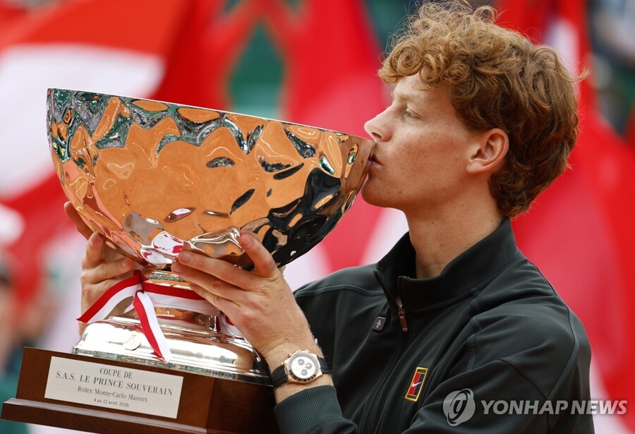 ▲ 신네르가 알카라스를 물리치고 ATP 투어 몬테카를로 마스터스 정상에 올랐다.ⓒ연합뉴스 제공