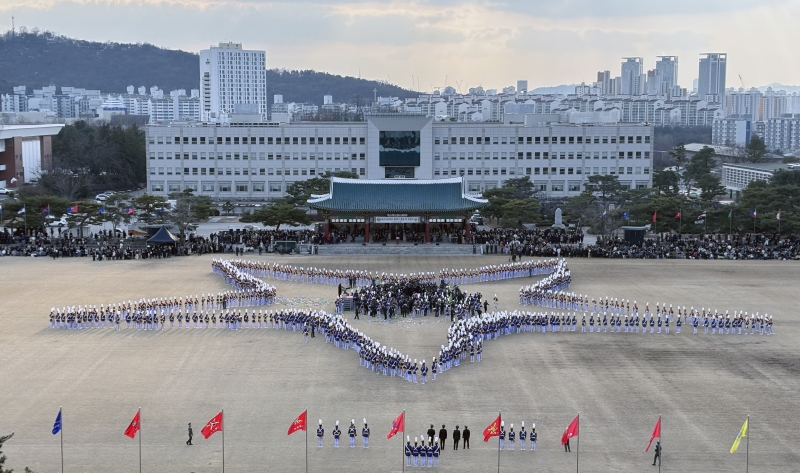 ▲ 2024년 2월 26일 서울 노원구 육군사관학교 화랑 연병장에서 제80기 졸업 및 임관식 2부 '화랑대의 별' 행사가 진행되는 모습. ⓒ뉴시스