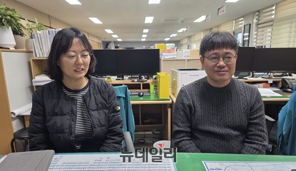 ▲ 왼쪽 여철산 농업인력지원팀장.ⓒ김경태기자