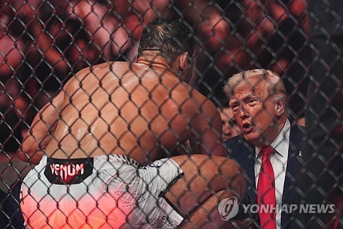 ▲ 11일 미국 플로리다주 마이애미의 커세야 센터에서 열린 UFC 327에서 본인 경기를 TKO로 이긴 파울로 코스타(왼쪽)가 도널드 트럼프(오른쪽) 미국 대통령과 얘기를 나누고 있다. /AP 연합뉴스