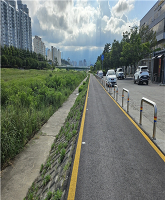 ▲ 우수 사업 에 선정된 홍제동 강릉대교~회산교 구간 남대천변 조경 시설물 설치. ⓒ강릉시