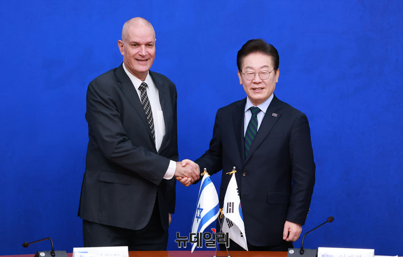 ▲ 지난해 5월 이재명 대통령(당시 더불어민주당 대표)가 국회에서 라파엘 하르페즈 주한 이스라엘 대사를 접견하고 있다ⓒ뉴데일리DB