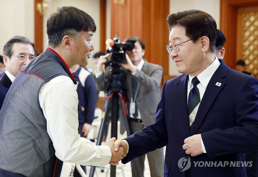 ▲ 이재명 대통령이 10일 청와대에서 열린 민주노총 초청간담회에서 양경수 위원장과 악수하고 있다. ⓒ연합뉴스