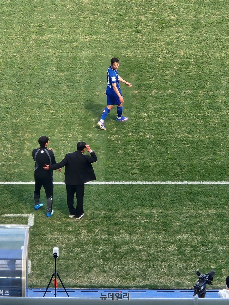 ▲ 이정효 수원 감독이 김포전에서 선수를 지도하고 있다.ⓒ뉴데일리