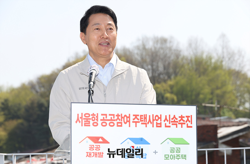 ▲ 오세훈 서울시장이 13일 오전 서울형 공공참여 주택사업과 관련해 공공재개발 방식으로 정비사업을 추진 중인 서울 마포구 아현1구역 현장을 방문해 방안을 발표하고 있다.ⓒ서성진 기자