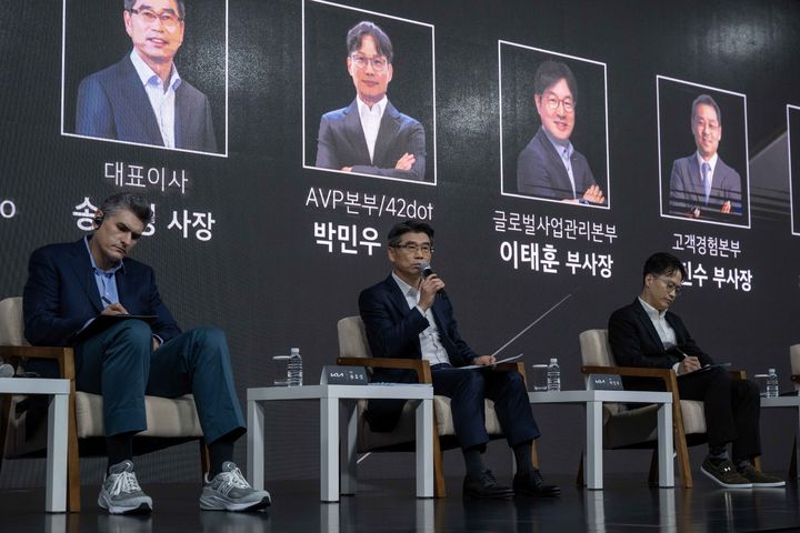 ▲ 보스턴다이내믹스 잭 재코우스키 아틀라스 개발 총괄, 기아 송호성 사장, 현대자동차-기아 AVP본부장 박민우 사장이 9일 서울 중구 신라호텔 서울에서 개최된 '2026 CEO 인베스터데이' 행사에서 질문에 답변하고 있다.ⓒ기아