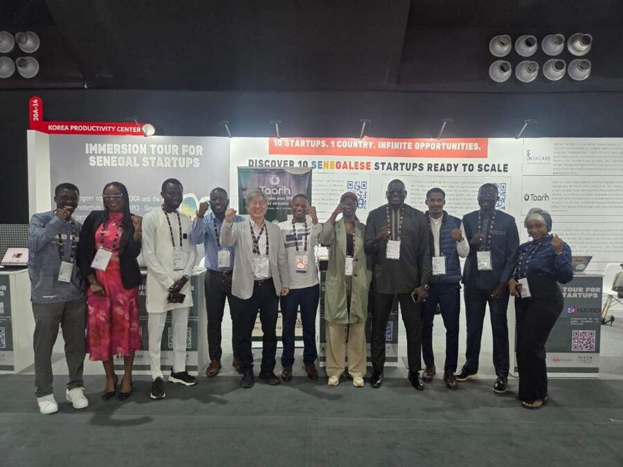 ▲ 세네갈 스타트업 참가단이 모로코 마라케시에서 열린 GITEX AFRICA 2026 현장에서 기념촬영을 하고 있다.ⓒ한국생산성본부