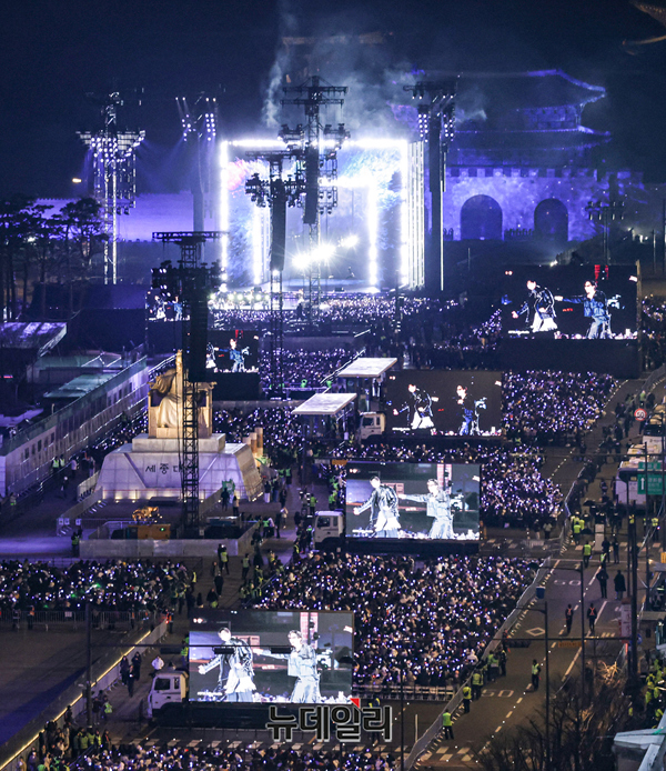 ▲ 방탄소년단(BTS)이 지난달 21일 오후 서울 광화문 광장에서 정규 5집 '아리랑(ARIRANG)' 앨범 발매를 기념해 컴백 무대를 선보이고 있다. 방탄소년단은 이날 오후 8시부터 약 1시간에 걸쳐 신곡과 히트곡 무대를 선사했다. ⓒ사진=공동취재단