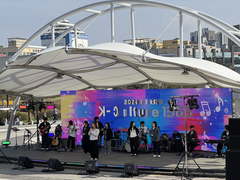▲ 청주 오창호수공원 야외무대에서 11일 열린 '2026 충북 RISE K-Culture 1365 문화예술공연 프로젝트'. ⓒ충청대