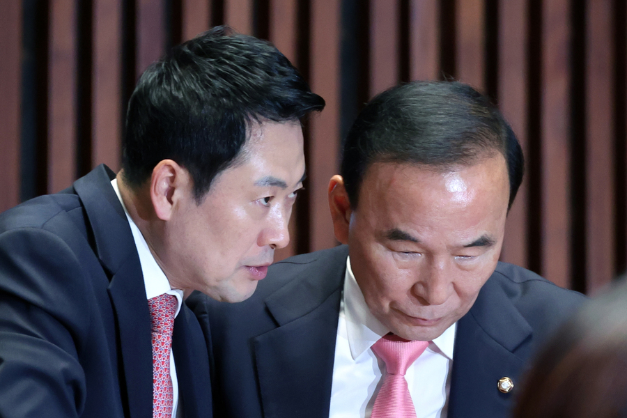 ▲ 국민의힘 장동혁 대표(왼쪽)와 박덕흠 당 공천관리위원장이 대화하는 모습. ⓒ뉴시스