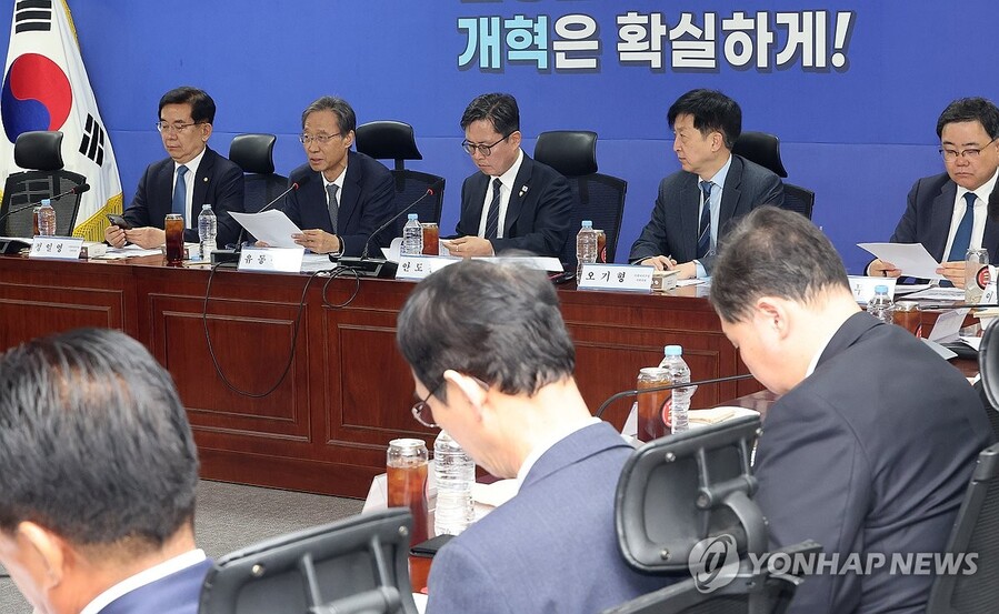 ▲ 더불어민주당 '중동 상황 경제 대응 특별위원회' 위원장인 유동수 의원(왼쪽 두 번째)이 13일 국회 의원회관에서 열린 '중동전쟁 경제 대응 특위 3차 회의'에서 발언하고 있다. ⓒ연합뉴스