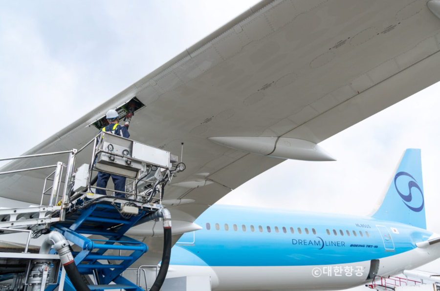 ▲ 대한항공 보잉 787-10 항공기가 공항에서 급유하는 모습 ⓒ대한항공