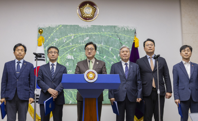 ▲ 우원식 국회의장과 국회 내 정당 원내대표들이 지난달 31일 국회에서 개헌 추진 관련 기자회견을 하는 모습. ⓒ연합뉴스