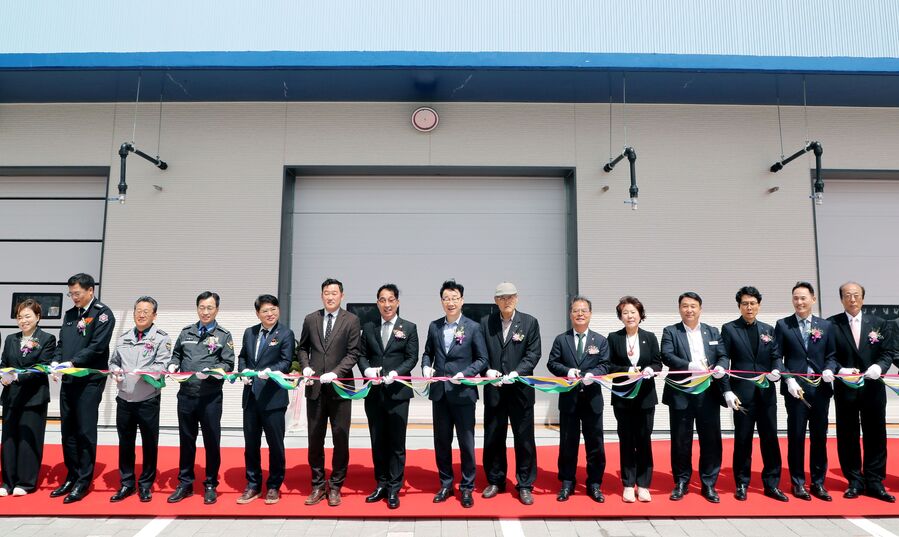 ▲ 하동군은 지난 10일 노량항에서 군수와 군의회 의장, 지역주민 등 300여 명이 참석한 가운데 하동군수협 수산물 위판장 준공식을 열었다.ⓒ하동군