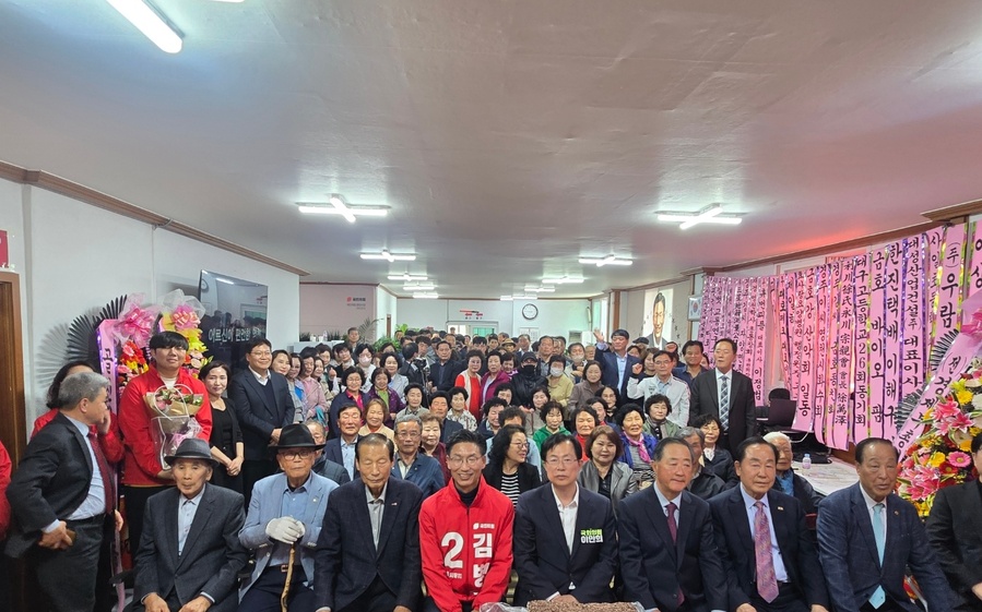 ▲ 김병삼 예비후보는 지난 11일 영천시 소재 선거사무소에서 지역 주요 인사와 700여 명의 시민이 운집한 가운데 개소식을 열고 본격적인 선거 행보에 돌입했다.ⓒ김병삼 예비후보실