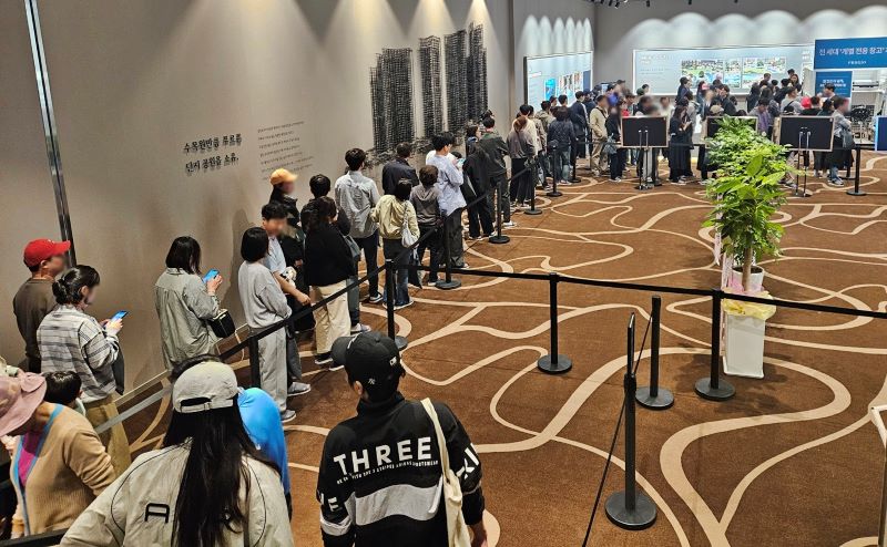 ▲ 천안 성성지구에 분양 중인 푸르지오 레이크 시티 모델하우스를 찾은 많은 시민들이 줄을 서서 기다리고 있는 모습.ⓒ대우건설