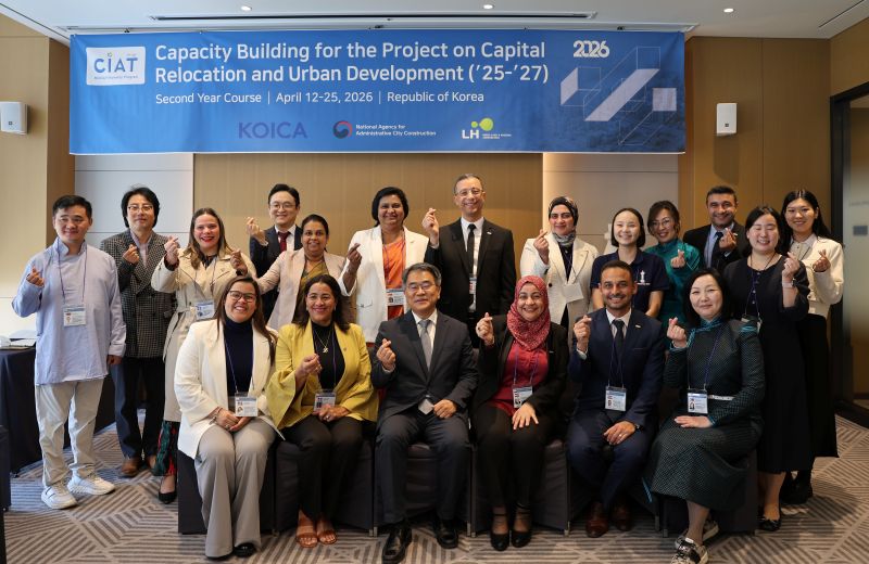 ▲ 최형욱 행복청 차장(앞줄 왼쪽에서 세번째)과 4개국(몽골, 이집트, 도미니카공화국, 스리랑카) 고위급 공무원들이 2026 행복도시 글로벌 초청 연수 입교식에 참석하여 기념촬영을 하고 있다.ⓒ행복청