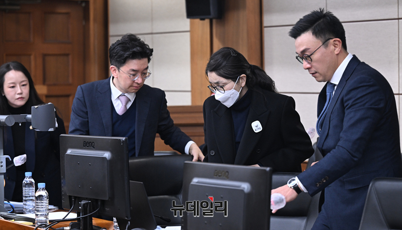 ▲ 도이치모터스 주가조작과 명태균 공천개입, 통일교 청탁·뇌물 수수 의혹 혐의 등으로 구속기소 된 김건희 여사가 지난해 12월 3일 오전 서울 서초구 서울중앙지방법원에서 열린 자본시장법 위반 혐의 결심 공판에 출석하고 있다. ⓒ공동취재단