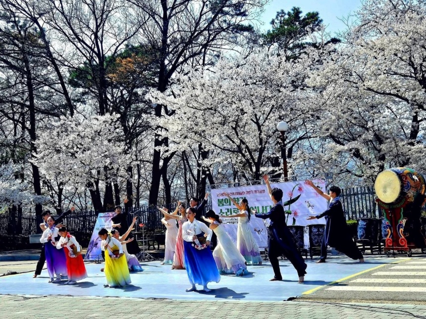 ▲ 동두천시는 지난 11일 자유수호평화박물관 특설무대에서‘자유수호평화공연’을 열었다 ⓒ동두천시 제공