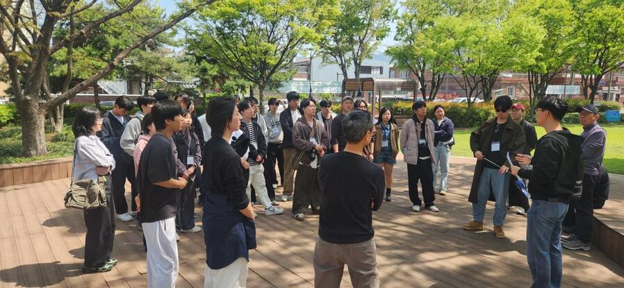 ▲ 서울대학교 건축학과 교수 및 학생 70여 명으로 구성된 탐방단이 들안예술마을 들안길 어린이공원에서 시설 설명을 듣고 있다.ⓒ수성구