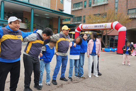 ▲ 김영성 KB자산운용 대표(가운데)와 임직원들이 지난 11일 서울 강서구 교남소망의집에서 'RISE UP 돌봄 운동회'를 진행하고 있다.ⓒKB자산운용