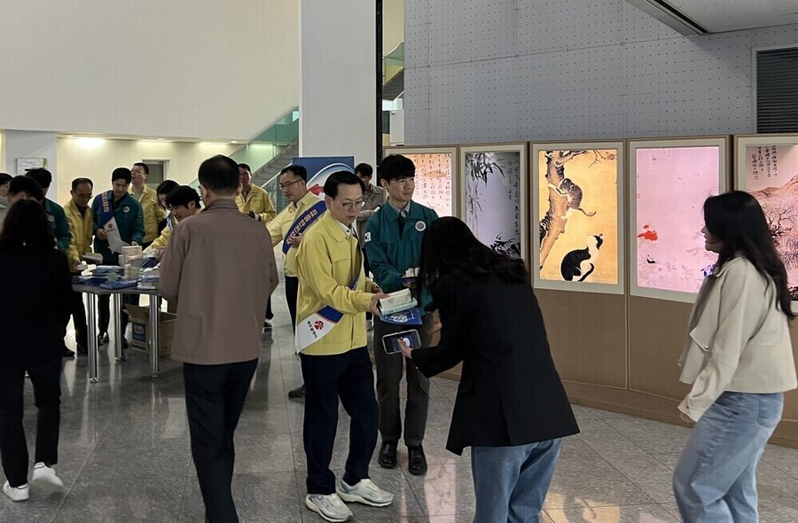 ▲ 고광완 광주광역시장 권한대행이 13일 시청 1층 출입구에서 '2026년 집중안전점검' 홍보 캠페인에 참석해 공직자에게 '가정용·다중이용시설용 자율안전점검표'와 홍보 물품을 배부하고 있다.ⓒ광주광역시 제공