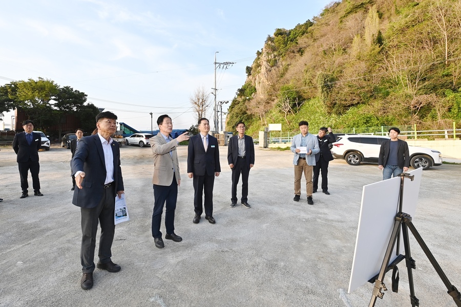 ▲ 경북교육청(교육감 임종식)은 13일부터 14일까지 독도교육원 건립 추진 상황을 직접 점검했다(독도교육원 건립 현장을 점검하고 있는 임종식 교육감).ⓒ경북교육청