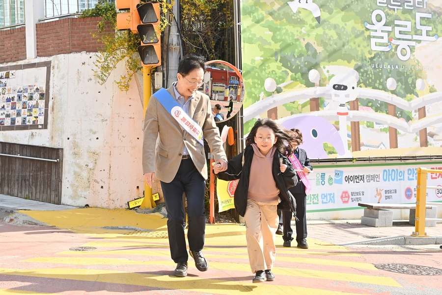 ▲ 임종식 교육감은 울릉초등학교에서 등굣길 교통안전 및 학교폭력 예방 캠페인에 참여해 안전한 등교 환경 조성을 위한 현장 활동을 함께했다(울릉초등학교 등굣길에서 교통안전과 학교폭력 예방 캠페인 중인 임종식 교육감).ⓒ경북교육청