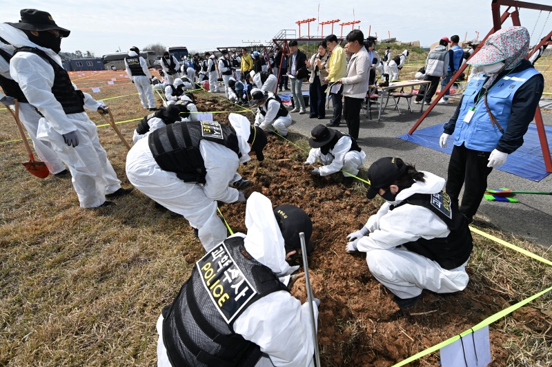 ▲ 경찰 과학수사대가 13일 오전 전남 무안국제공항 활주로에서 진행 중인 12·29 제주항공 참사 희생자 유해 재수습 작업에 참여하고 있다. ⓒ뉴시스