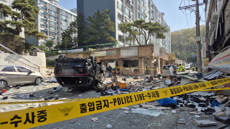 ▲ 3일 오전 4시께 충북 청주시 흥덕구 봉명동의 한 3층짜리 상가건물에서 가스 누출 추정 폭발사고가 발생해 경찰과 국립과학수사연구원이 현장 조사를 진행 중이다. ⓒ뉴시스