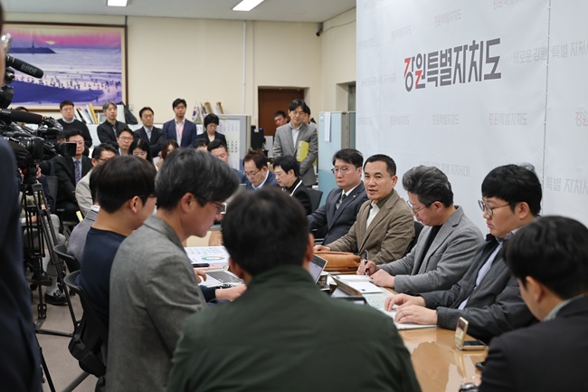 ▲ 김진태 지사가 13일 예비후보 등록을 하루 앞두고 기자실에서 가진 정례 미팅 모습. ⓒ강원특별자치도