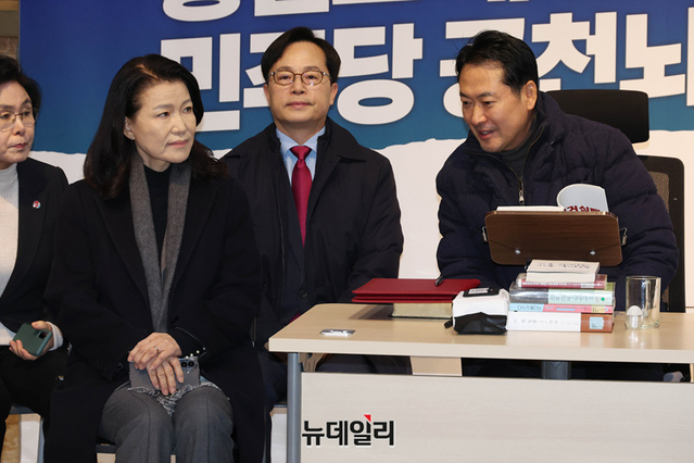 ▲ 장동혁 국민의힘 대표가 지난 1월 16일 국회에서 단식농성 중 격려 방문한 이진숙 전 방송통신위원장과 만나 대화를 하는 모습. ⓒ이종현 기자