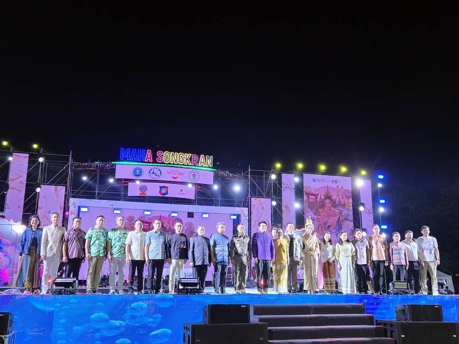 ▲ 정남진 장흥 물축제 교류단은 지난 4월 11일부터 태국 방콕 벤차키티 포레스트 파크 일원에서 열린 ‘마하 송크란 축제’ 개막식에 참석하고, 현지 관광객과 관계자를 대상으로 축제 홍보ⓒ장흥군 제공