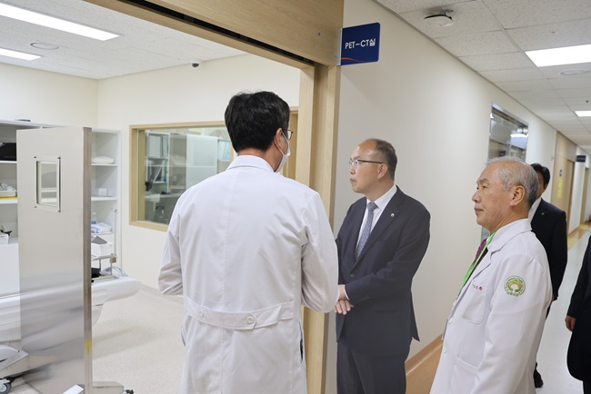 ▲ 윤종진 이사장(왼쪽 두 번째)이 대구보훈병원을 방문해 PET-CT 운영 현장을 점검하고 있다. ⓒ보훈공단