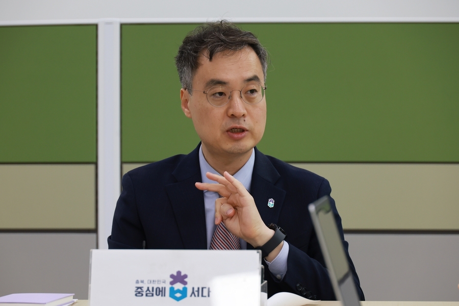 ▲ 이복원 경제부지사가 13일 충북 청년고용률 관련 브리핑을 하고 있다. ⓒ충북도