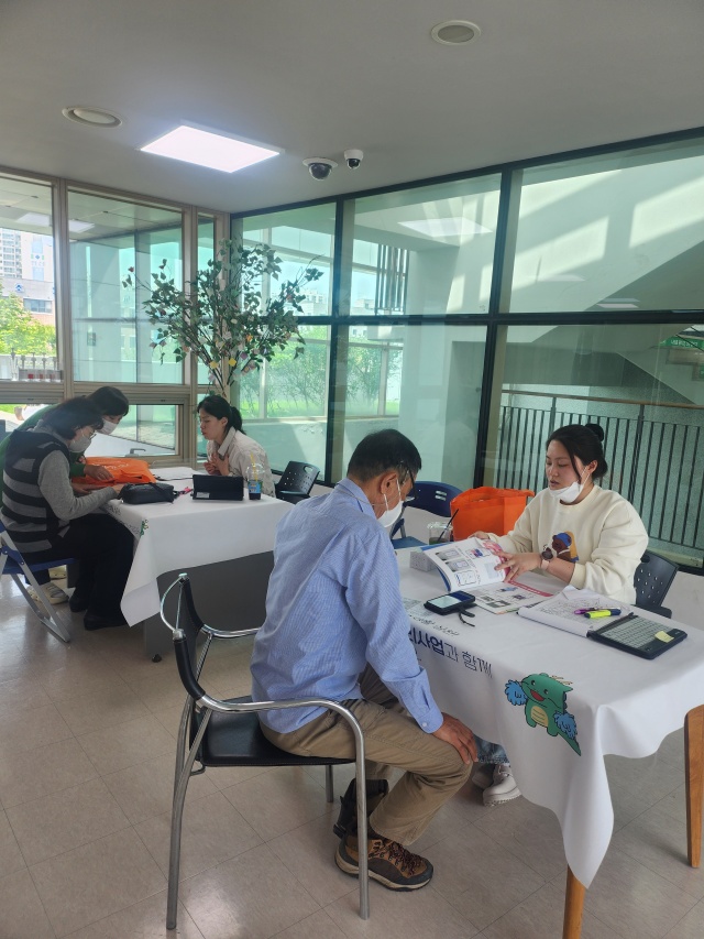 ▲ 용인의 한 보건소에서 건강관리 상담 중인 어르신 모습. ⓒ용인시 제공