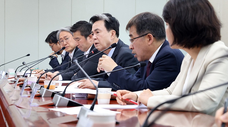 ▲ 김태흠 충남도지사가 13일 도청에서 열린 실·국·원장 회의에서 중동 전쟁 장기화에 따른 경제 위기를 언급하며 지역경제 회복을 위한 전방위 대응을 주문하고 있다.ⓒ충남도