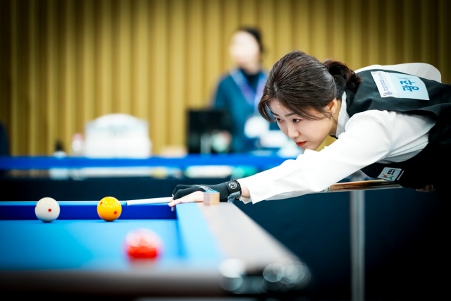 ▲ 제72회 경기도체육대회가 오는 16일 경기 광주시 G-스타디움에서에서 막을 올린다. 사진은 사전경기로 열린 당구 여자부에서 광주시 소속 선수의 스트로크 모습. ⓒ광주시 제공