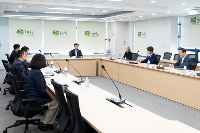 ▲ 강릉시가 13일 시청 8층 상황실에서 '강릉아레나 및 강릉올림픽뮤지엄 미디어 융합 리뉴얼 사업' 중간보고회를 개최했다. ⓒ강릉시