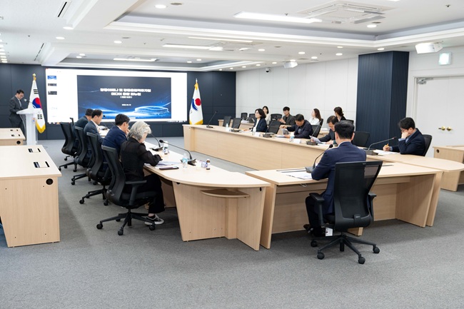 ▲ 강릉시가 13일 시청 8층 상황실에서 '강릉아레나 및 강릉올림픽뮤지엄 미디어 융합 리뉴얼 사업' 중간보고회를 개최했다. ⓒ강릉시