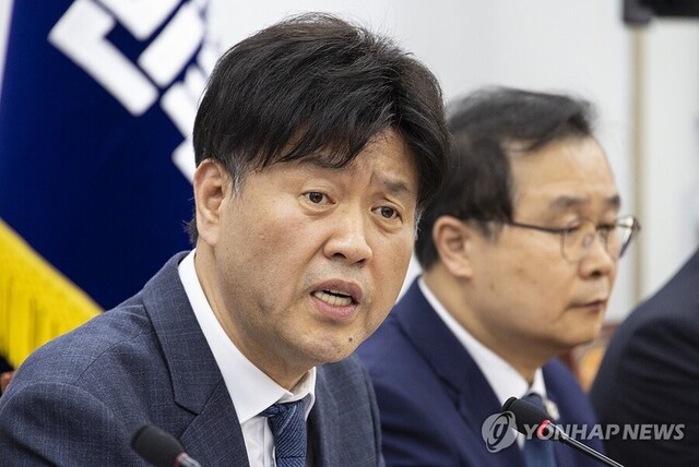 ▲ 대장동 일당으로부터 금품을 받은 혐의로 법정 구속됐다가 지난해 보석으로 석방된 김용 전 민주연구원 부원장이 13일 국회에서 가진 기자간담회에서 검찰 기소의 부당함에 대해 설명하고 있다. ⓒ연합뉴스